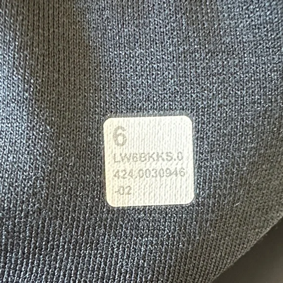 lululemon athletica Align High Rise Crop with Pockets 23" in Black, Size 6 - Picture 2 of 4